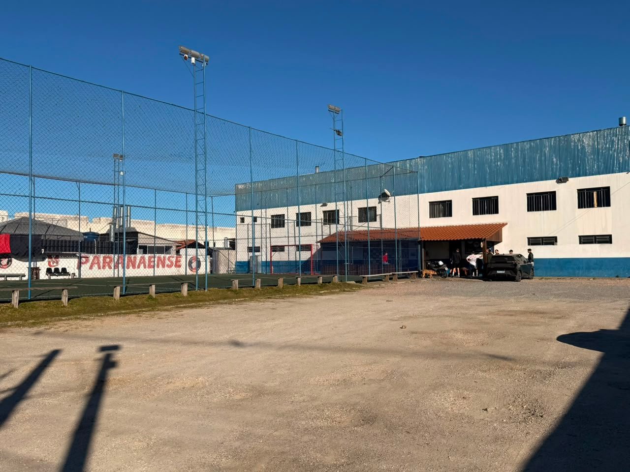 Fachada e quadra da Rocha Sports